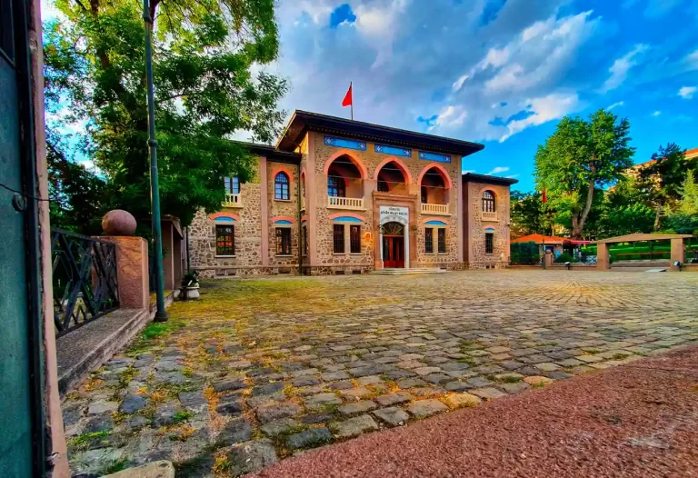 ankara cumhuriyet muzesi tarihcesi giris ucreti ziyaret saatleri