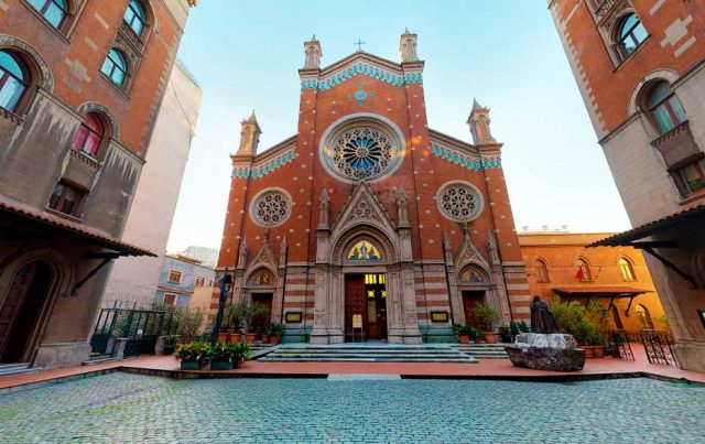 istanbul sent antuan kilisesi tarihi mimarisi ziyaret saatleri